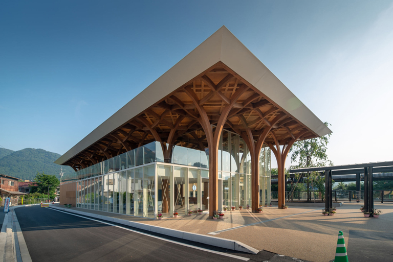 Pórtico arquitectónico con columnas de madera, fachadas de vidrio y techo estructural de diseño contemporáneo – FRANCO HomeServices